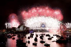 Bilderbuchkulisse zum Jahreswechsel in Sydney. (Bild: Keystone)