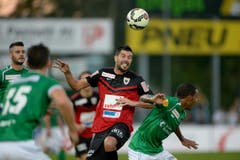 Augen zu und durch: Dante Senger befreit gleich gegen drei St.Galler. (Bild: Keystone)