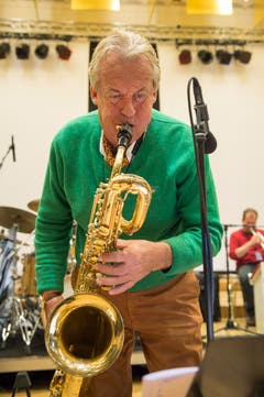 Der Meister greift selber in die Tasten. (Bild: Urs Bucher)