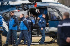 Polizisten, Bergretter und Feuerwehrleute begeben sich mit dem Helikopter ins Unglücksgebiet. (Bild: Keystone)