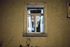Schauderhafte Innendekoration? Nein, Halloween im Fenster eines Wohnblocks in St.Gallen (31.10.2016). (Bild: Benjamin Manser)