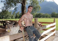 Patrick Huwiler aus Sins AG posierte am Shooting mit Kühen. (Bild: pd)