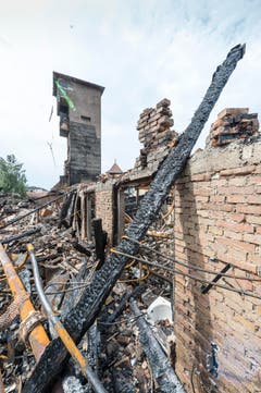 Raduner-Brand: Rundgang mit Brandermittler André Kieser (Bild: Hanspeter Schiess)