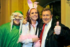 Dario Capaldo, Nathalie Thiemann und Transportunternehmer Fredi Hugelshofer am Konstabler-Anlass an der Bechtelisnacht in Frauenfeld. (Bild: Reto Martin)