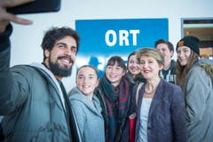 ... sondern auch für ein Selfie mit den jungen Appenzellern. (Bild: Ralph Ribi)