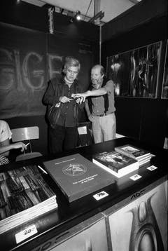 H.R. Giger mit dem Zeichner Guillermo Mordillo. (Bild: Keystone)
