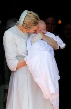 Prinzessin Charlène drückt ihre Tochter Gabriella an sich. (Bild: Keystone)