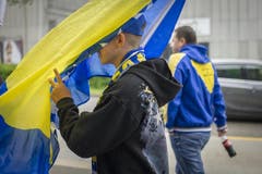 Fan ohne Durchblick vor dem Länderspiel zwischen Spanien und Bosnien im St.Galler Stadion (29.5.2016). (Bild: Benjamin Manser)