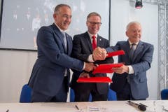 Renato Mazzoncini (FSI) Andreas Meyer (CEO SBB) und Ruediger Grube (DB) an der Pressekonferenz am 31. Mai zur Eröffnung des Gotthard-Basistunnels. (Bild: Keystone)