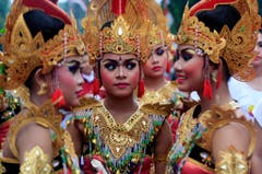 Prächtig geschmückte Frauen begrüssen das neue Jahr auf Bali. (Bild: Keystone)