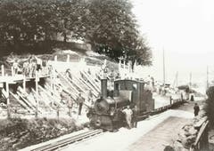 Die Verbreiterung der Teufener Strasse bei der Hochwacht mit dem gleichen Bauzug und teilweise den gleichen Personen wie im vorangehenden Bild. (Bild: Stadtarchiv der Ortsbürgergemeinde St.Gallen)