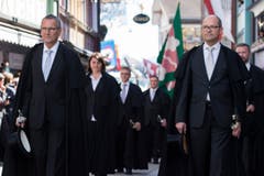 Die Standeskommission mit dem regierenden Landammann Roland Inauen und dem Stillstehenden Landammann Daniel Fässler (von links) beim Aufzug zur Landsgemeinde. (Bild: Keystone)