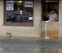 In Annapolis pumpt ein Glacéfabrikant seinen Laden aus. (Bild: Keystone)