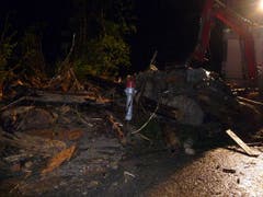 Aufräumen mit schwerem Gefährt. (Bild: Feuerwehr Ebnat-Kappel)