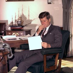 Kennedy studiert Dossiers am 18. Januar 1962 im Weissen Haus. (Bild: Keystone)