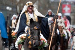 Zünfter ziehen mit Pferden durch die Stadt. (Bild: Urs Jaudas)