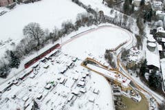 Die Ruckhalde mit der legendären Eisenbahnkurve und im Vordergrund der Baustelle für den neuen Ruckhaldetunnel. (Bild: Benjamin Manser/Ralph Ribi - 11. Januar 2017)