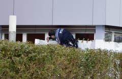 Ein Polizist bei der Spurensicherung. (Bild: Keystone)