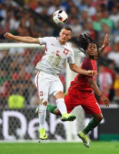 Der Pole Krzysztof Maczynski (links) im Duell mit dem Polen Renato Sanches. (Bild: Keystone)