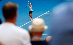 Roger Federer beim Service. (Bild: Keystone)