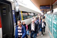Die Gewinner einer Fahrkarte für den Eröffnungszug versammeln sich im Basistunnel. (Bild: URS FLUEELER (KEYSTONE))
