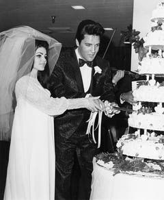 Priscilla und Elvis schneiden ihre Hochzeitstorte an (Mai 1967). (Bild: Keystone)