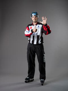 Zu viele Spieler auf dem Eis (IIHF-Regel 166): Ein Team darf maximal einen Torhüter und fünf Feldspieler oder sechs Feldspieler auf dem Eis haben. Auf Brusthöhe werden sechs Finger ausgestreckt, wobei eine Hand geöffnet ist. (Bild: Keystone)
