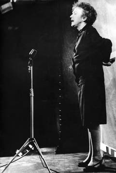 Am 26. September 1962 sang Edith Piaf von der ersten Etage des Eiffelturms herab für ganz Paris. (Bild: Keystone)