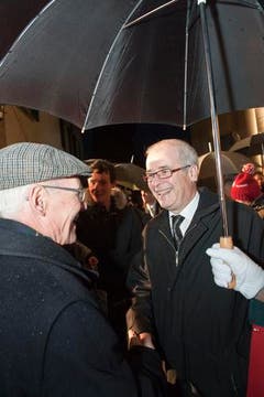 Der neue Ständeratspräsident wird von der Bevölkerung begrüsst. (Bild: Martina Basista)