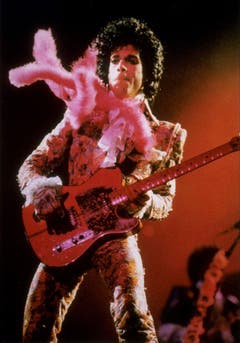 Die 1980er-Jahre hatten es in sich für Prince - es war seine erfolgreichste Zeit mit zahlreichen Nummer-1-Hits und ausverkauften Konzerten rund um den Globus (Aufnahme von 1985). (Bild: Keystone)