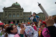 Spitalclowns aus aller Welt sind in Feierlaune. (Bild: Keystone)