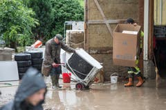 Aufräumarbeiten in Bronschofen. (Bild: Hanspeter Schiess)