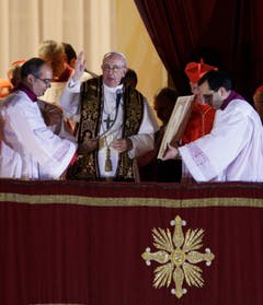 Papst Franziskus segnet die Menschen auf dem Petersplatz. (Bild: Keystone)