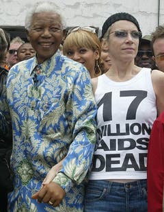 Nelson Mandela und Sängerin Annie Lennox (2003). (Bild: Keystone)
