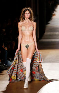 Ein Model präsentiert in Paris eine Kreation für Frühling/Sommer 2015. (Bild: Keystone)