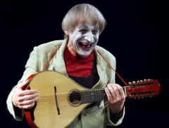Ein grosser Schweiz-Fan: Dimitri bei einem einmaligen Auftritt auf der Bieler Arteplage während der Expo 2002. (Bild: WALTER BIERI (KEYSTONE))