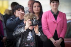 Ein Bub fotografiert die Miss-Ostschweiz-Bewerberinnen. (Bild: Benjamin Manser)