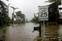 Eine überflutete Strasse nahe des Ozeans in Naples, Florida. (Bild: Keystone)