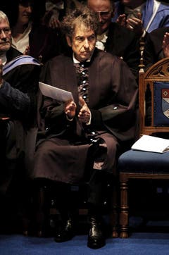 2004 erhält Dylan von der schottischen Universität St.Andrews den Ehrendoktortitel für Musik. (Bild: Keystone)