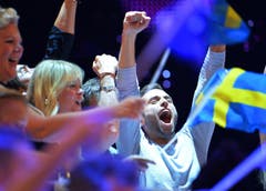 Grosser Jubel bei der schwedischen Delegation über den Sieg von Mans Zelmerlöw. (Bild: Keystone)