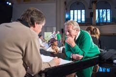 Pepe Lienhard bespricht sich mit seinem Freund und Sänger Pino Gasparini. (Bild: Urs Bucher)