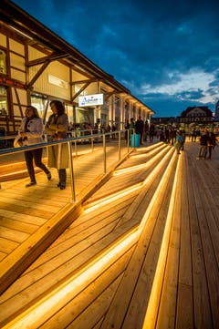 Romanshorn hat mit der Plattform eine neue Art von Hafenpromenade erhalten. (Bild: Reto Martin)