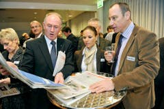 Peter Schütz mit dem Ehepaar Denise und Christian Neuweiler. (Bild: Reto Martin)