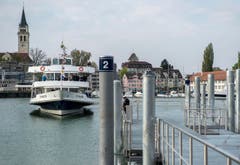Ein Schiff mit Ehrengästen legt in Romanshorn an. (Bild: Reto Martin)
