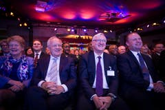 Bundesrat Johann Schneider-Ammann mit Peter Voser und Joseph Muscat in den Zuschauerreihen. (Bild: Urs Bucher)