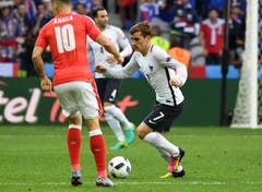 Frankreichs Stürmer Antoine Griezmann versucht, Granit Xhaka zu entwischen. (Bild: Geert Vanden Wijngaert / Keystone)