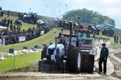 In der Sportklasse 2.5t gibt Kevin Büss aus Häfelfingen (New Holland Ts125 A) Gas. (Bild: Nana do Carmo)