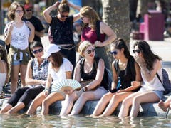 Menschen kühlen sich in Amsterdam die Füsse. (Bild: PIROSCHKA VAN DE WOUW (EPA ANP))