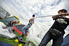 Vor der grossen Sause müssen noch die Zelte gebaut werden. (Bild: Mario Testa)