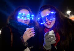 Zwei junge Frauen beim Brandenburger Tor in Berlin - ob sie den Durchblick im Jahr 2014 haben werden? (Bild: Keystone)